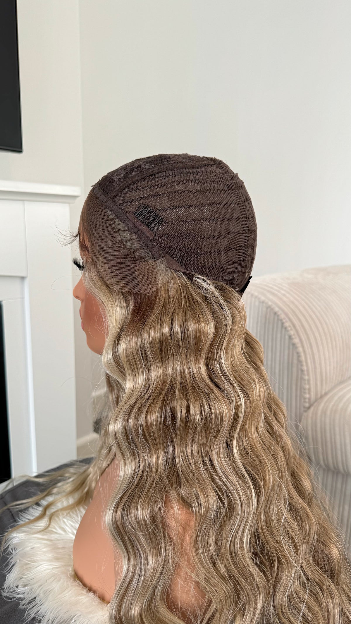 SHANIA - 28" Wavy Oatmeal Blonde Lace Wig